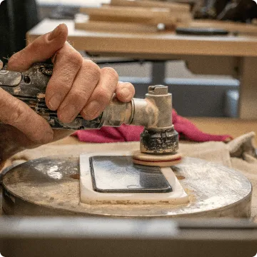 Exterieur van de gebruikte elektronica wordt gereinigd